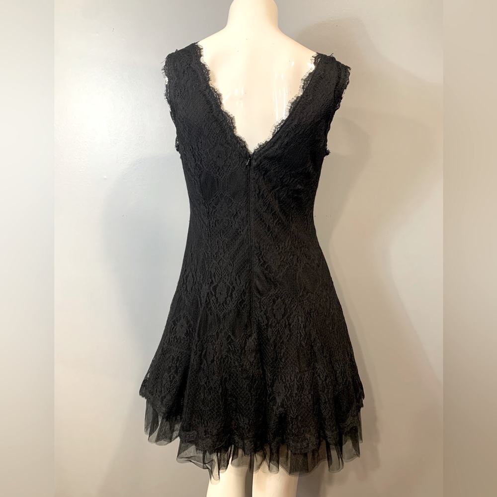 Black lace sleeveless dress,V cut in the front and back